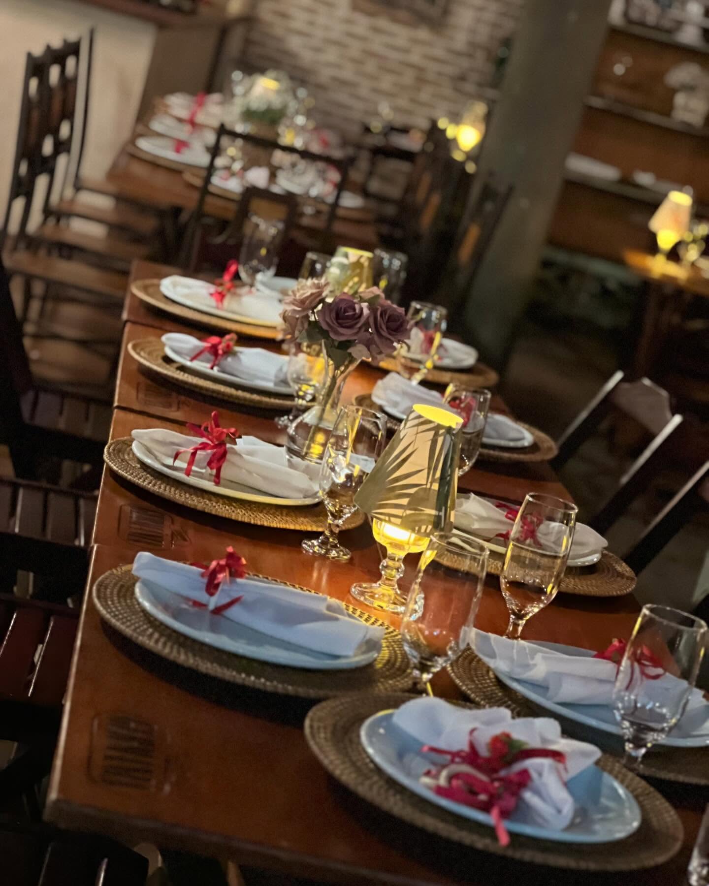 Mesa de casamento com arranjos florais